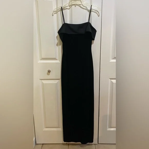 green emerald velvet dress Amazon.com: Alex Evenings Women's Long Metallic 3/4 Sleeve Mother of the  Bride Gown with Square Neck & Side Slit, Formal Dress, Black Metallic, 4 :  Clothing, Shoes & Jewelry main image 1